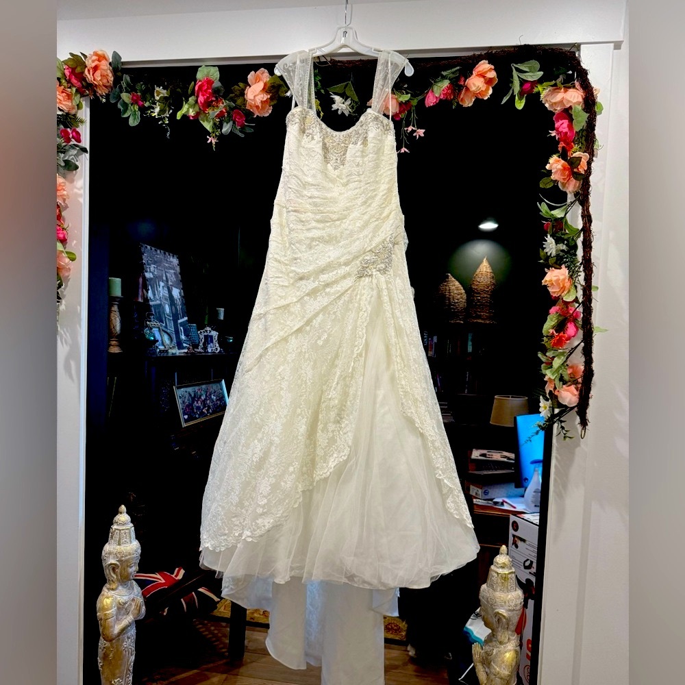 Stunning Mermaid Wedding Dress with Pearl and Bead Embellishments